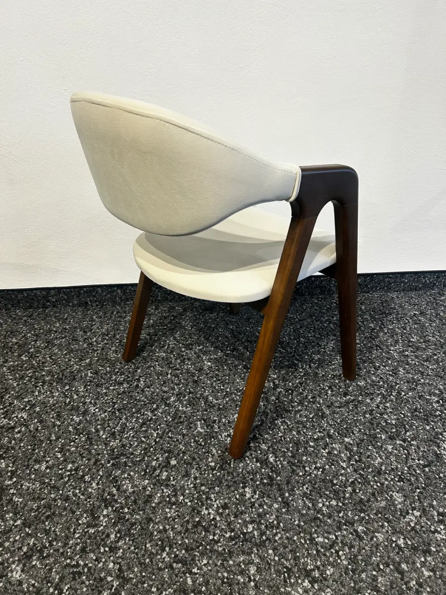 Esszimmerstuhl Gamma Holz mit Armlehne – Moderner Polsterstuhl – Bild 3